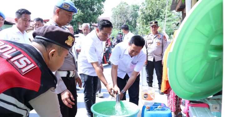 Polres Wajo Salurkan 6.000 Liter Air Bersih untuk Warga Terdampak Kemarau di Mattirotappareng
