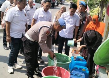 Si Propam Polres Wajo Salurkan 6.000 Liter Air Bersih untuk Warga Terdampak Kemarau