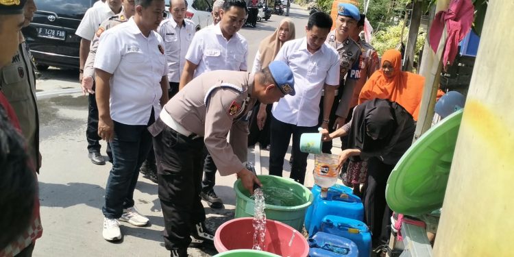 Si Propam Polres Wajo Salurkan 6.000 Liter Air Bersih untuk Warga Terdampak Kemarau