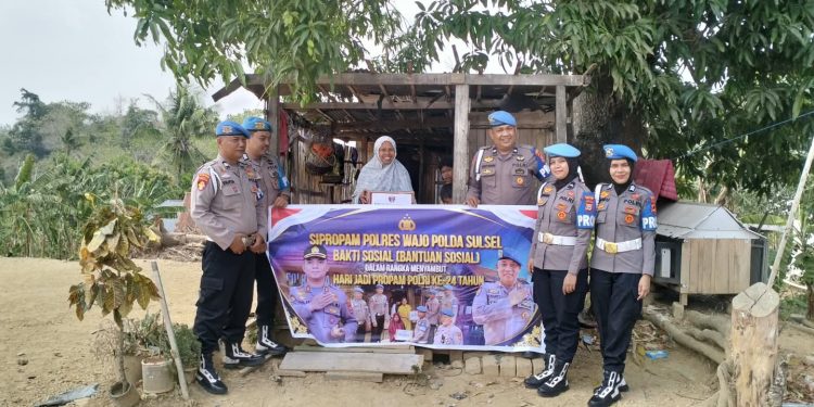 Peringati HUT Propam Polri ke-24, Si Propam Polres Wajo Salurkan Bantuan Sembako ke Warga
