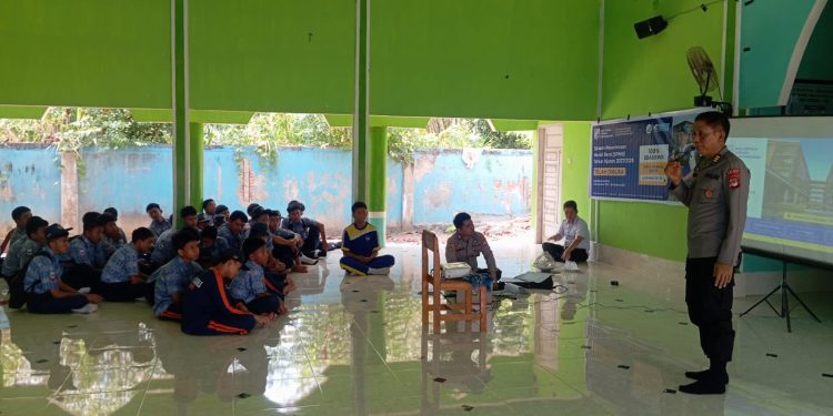 Personel Polres Luwu Sosialisasi SPMB SMA Kemala Taruna Bhayangkara TA 2027/2028