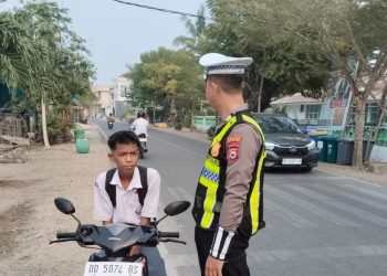 Polisi Bersama Masyarakat, Satlantas Polres Selayar Gatur Lalin di Sekitar Lingkungan Sekolah