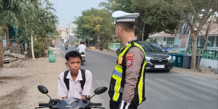 Polisi Bersama Masyarakat, Satlantas Polres Selayar Gatur Lalin di Sekitar Lingkungan Sekolah