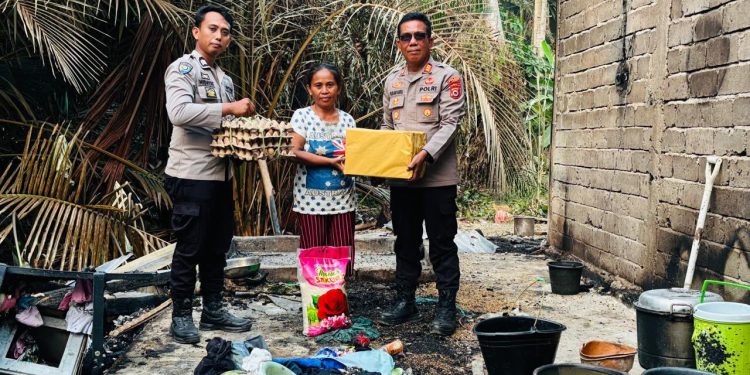 Polisi Bersama Masyarakat, Personel Polsek Lamasi Bantu Korban Kebakaran Rumah di To’pongo