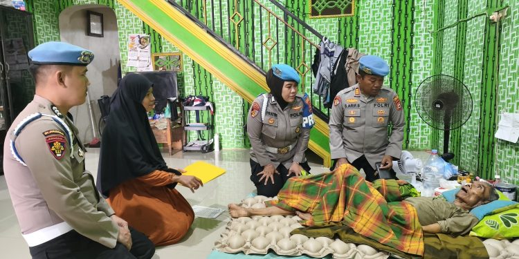 Peringati Hari Jadi ke-24, Sipropam Polres Sidrap Gelar Bakti Sosial ke Warga yang Sakit
