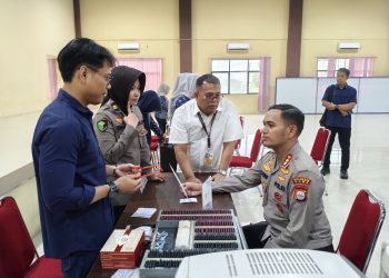 Tak Hanya Pantau, Kapolresta Gowa Ikut Periksa Mata dalam Skrining Visus Personel