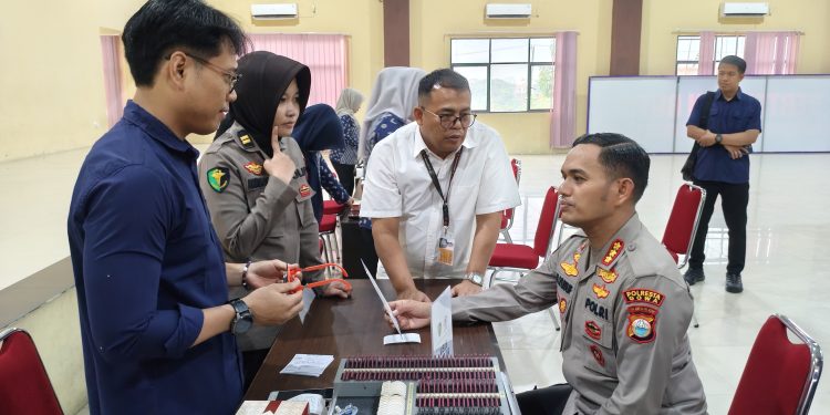 Tak Hanya Pantau, Kapolresta Gowa Ikut Periksa Mata dalam Skrining Visus Personel