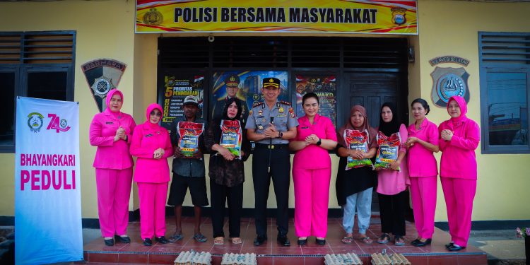 Bhayangkari Peduli, Kapolres dan Ketua Bhayangkari Cabang Luwu Salurkan Bantuan ke Warga