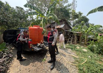 Polri Bersama Masyarakat, Sat Samapta Polres Tana Toraja Salurkan Air Bersih Gratis