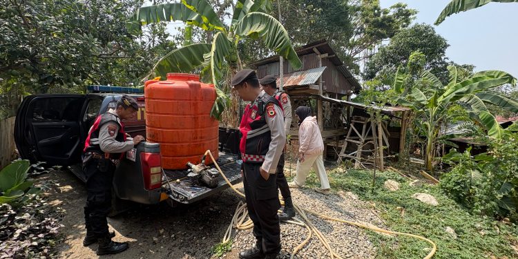 Polri Bersama Masyarakat, Sat Samapta Polres Tana Toraja Salurkan Air Bersih Gratis