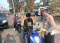 Cegah Dampak Asap Karhutla, Sat Lantas Polres Barru Bagikan Masker Kepada Masyarakat Dan Pengguna Jalan