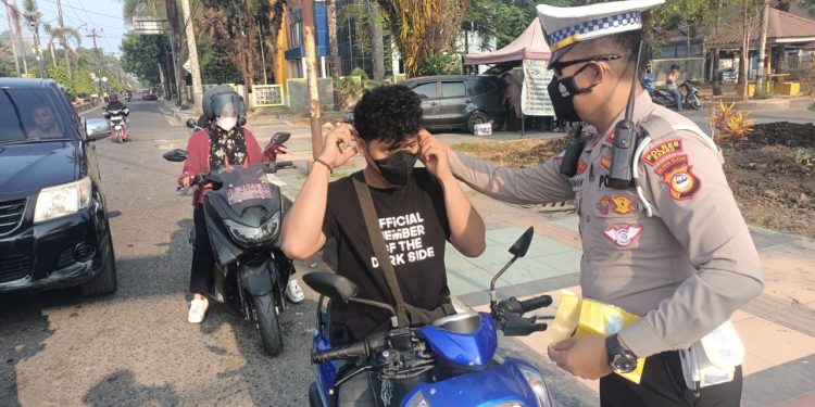 Cegah Dampak Asap Karhutla, Sat Lantas Polres Barru Bagikan Masker Kepada Masyarakat Dan Pengguna Jalan