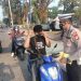 Cegah Dampak Asap Karhutla, Sat Lantas Polres Barru Bagikan Masker Kepada Masyarakat Dan Pengguna Jalan