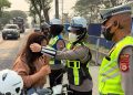 Cegah ISPA dan Kecelakaan, Satlantas Polres Sidrap Bagi Masker ke Pengguna Jalan