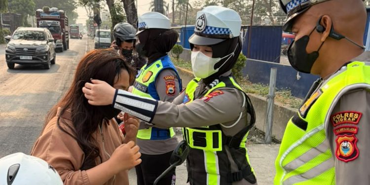 Cegah ISPA dan Kecelakaan, Satlantas Polres Sidrap Bagi Masker ke Pengguna Jalan
