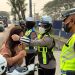 Cegah ISPA dan Kecelakaan, Satlantas Polres Sidrap Bagi Masker ke Pengguna Jalan
