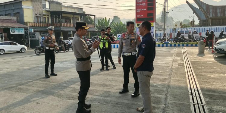 Kapolres Tana Toraja Pantau Penerapan Sistem Ganjil Genap di SPBU Kasimpo, Antisipasi Kemacetan Saat Pengisian BBM