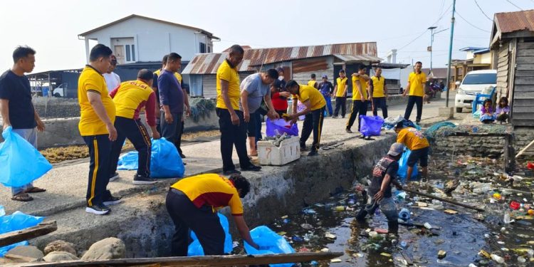 Gelar Green Policing, Personel Polres Luwu Bersama Warga Kambuno Bersatu Jaga Kebersihan Lingkungan di Kampung Nelayan