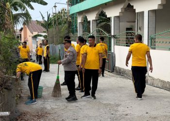 Polisi Peduli Kebersihan, Polres Bulukumba Gelar Jumat Bersih di Masjid Ibadul Makmur Taccorong