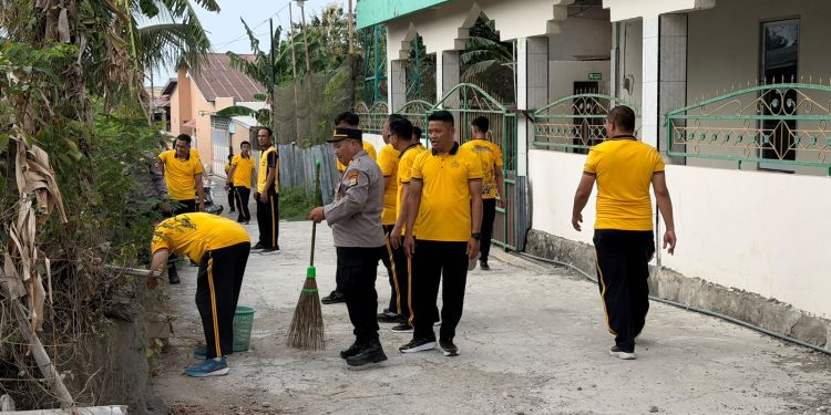 Polisi Peduli Kebersihan, Polres Bulukumba Gelar Jumat Bersih di Masjid Ibadul Makmur Taccorong