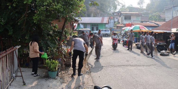 Peduli Kebersihan Lingkungan, Wakapolres Tana Toraja Pimpin Aksi Green Policing di Pasar Central Makale