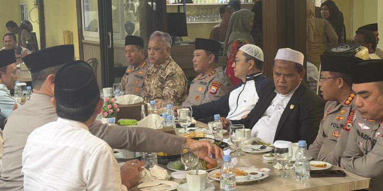 Wujud Polisi Bersama Masyarakat! Kapolda Sulsel Ngopi Kamtibmas Dengan Warga Kota Makassar
