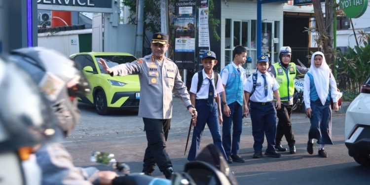 Kapolrestabes Makassar Turun Langsung Gatur Lalin di Jalan Ahmad Yani