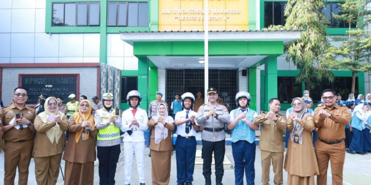 Jadi Irup di SMPN 6, Kapolrestabes Makassar Beri Edukasi dan Bagikan Helm ke Pelajar