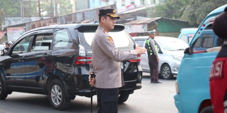 Kapolrestabes Makassar Turun Langsung Gatur Lalu Lintas di Biringkanaya