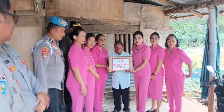 Jelang HKGB ke-74, Bhayangkari Bersama Polsek Sopai Salurkan Bantuan Sosial ke Warga