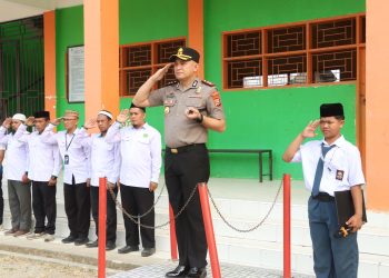 Polisi Peduli Pendidikan, Kapolres Sidrap Pimpin Upacara di Ponpes Al Urwatul Wustqaa