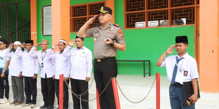 Polisi Peduli Pendidikan, Kapolres Sidrap Pimpin Upacara di Ponpes Al Urwatul Wustqaa