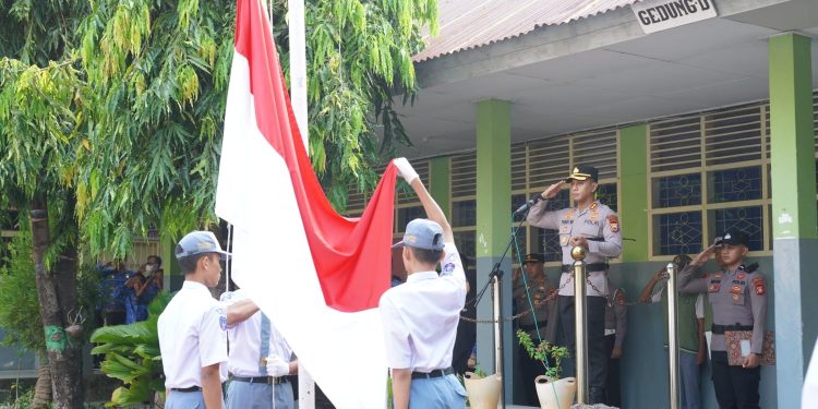 Implementasikan Program Polisi Bersama Masyarakat, Kapolres Parepare Jadi Irup di SMAN 1