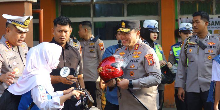 Kapolda Sulsel Bersama PJU Turun Langsung Atur Lalu Lintas, Wujudkan Polisi Bersama Masyarakat