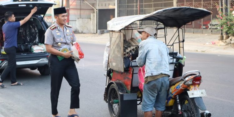 Polisi Bersama Masyarakat, Kapolresta Gowa Beri Bantuan ke Warga Prasejahtera