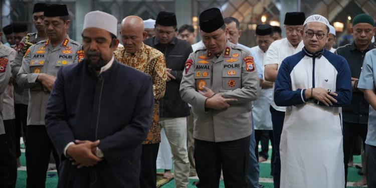 Kapolda Sulsel Bersama PJU Shalat Subuh Berjamaah di Sejumlah Masjid di Kota Makassar