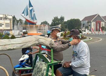Waspada Dampak Asap, Sat Lantas Polres Bulukumba Bagi Masker ke Pengguna Jalan