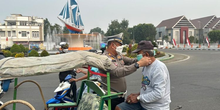 Waspada Dampak Asap, Sat Lantas Polres Bulukumba Bagi Masker ke Pengguna Jalan