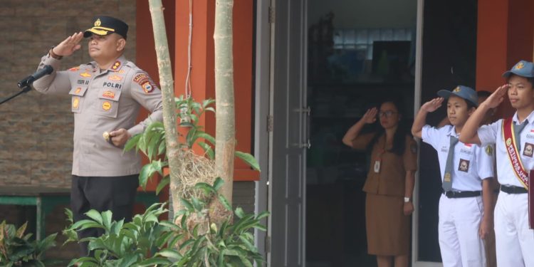 Kapolres Toraja Utara Jadi Pembina Upacara di SMAN 1, Ajak Siswa Disiplin Berlalulintas