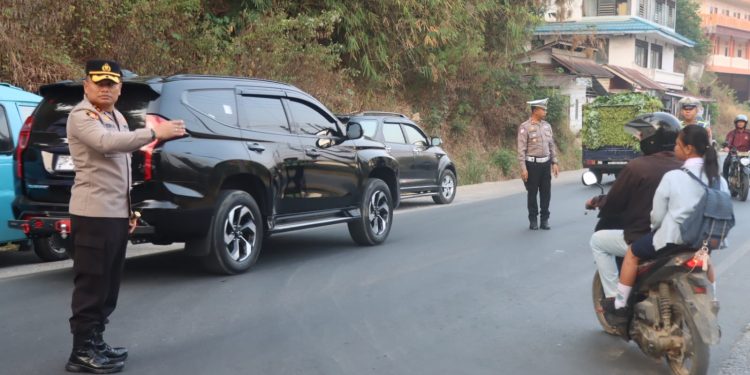 Kapolres Toraja Utara Turun Langsung Atur Lalu Lintas ‎