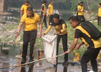 Kapolres Toraja Utara Pimpin Aksi Green Policing di Jembatan Tagari