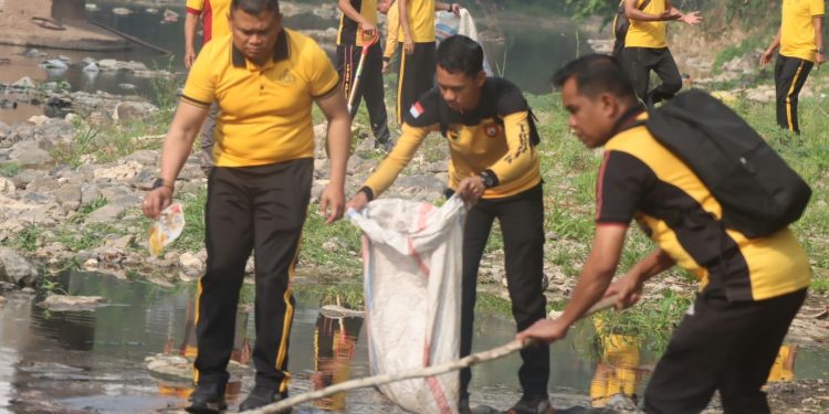 Kapolres Toraja Utara Pimpin Aksi Green Policing di Jembatan Tagari