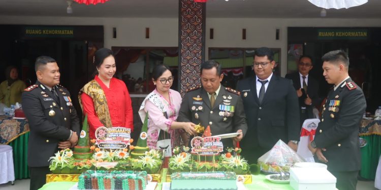 Perkuat Sinergi, Kapolres Toraja Utara Hadiri Upacara Peringatan HUT TNI Ke-81 di Kodim 1414/Tator