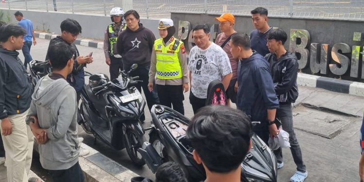 Wujud Polisi Bersama Masyarakat, Kapolda Sulsel Berikan Himbauan dan Edukasi ke Komunitas Motor