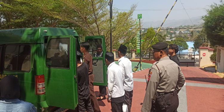 Sat Samapta Polres Parepare Kawal Tahanan untuk Proses Persidangan