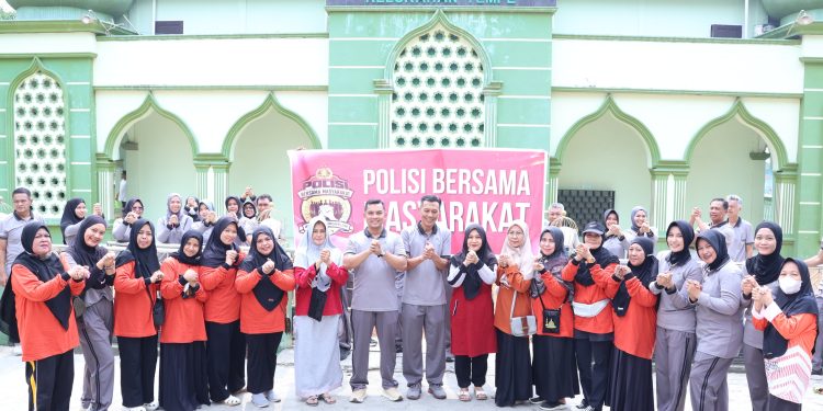 Dukung Green Policing, Kapolres Wajo Pimpin Aksi Kerja Bakti di Masjid Jami Al-Ikhlas