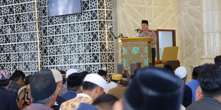 Gelar Jumat Keliling di Mesjid Raya, Kapolda Sulsel Sampaikan Imbauan Kamtibmas dan Perkuat Silaturahmi
