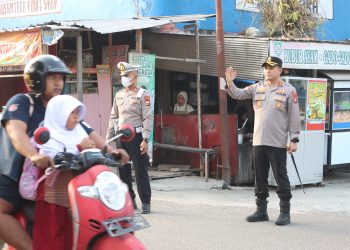 Kapolres Sidrap Turun Langsung Pimpin Gatur Lalin dan Bantu Penyeberangan Anak Sekolah