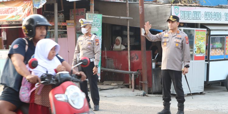 Kapolres Sidrap Turun Langsung Pimpin Gatur Lalin dan Bantu Penyeberangan Anak Sekolah