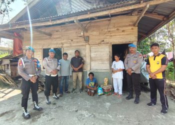 Sambut HUT ke-24, Sipropam Polres Toraja Utara Bagikan Sembako untuk Warga